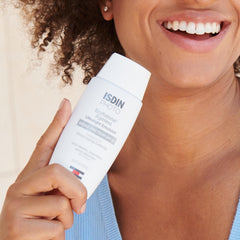 ISDIN close-up texture of cream highlighting lightweight absorbency