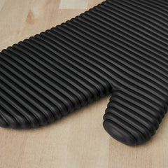 KitchenAid mitt holding hot baking dish demonstrating heat protection benefit