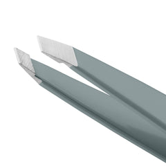 Tweezerman slant angle detail demonstrating improved access to brow bone