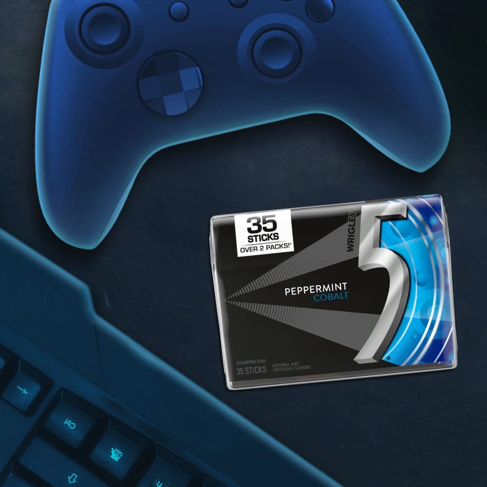 5 Gum Peppermint Cobalt being shared between friends outdoors showing social sharing benefit