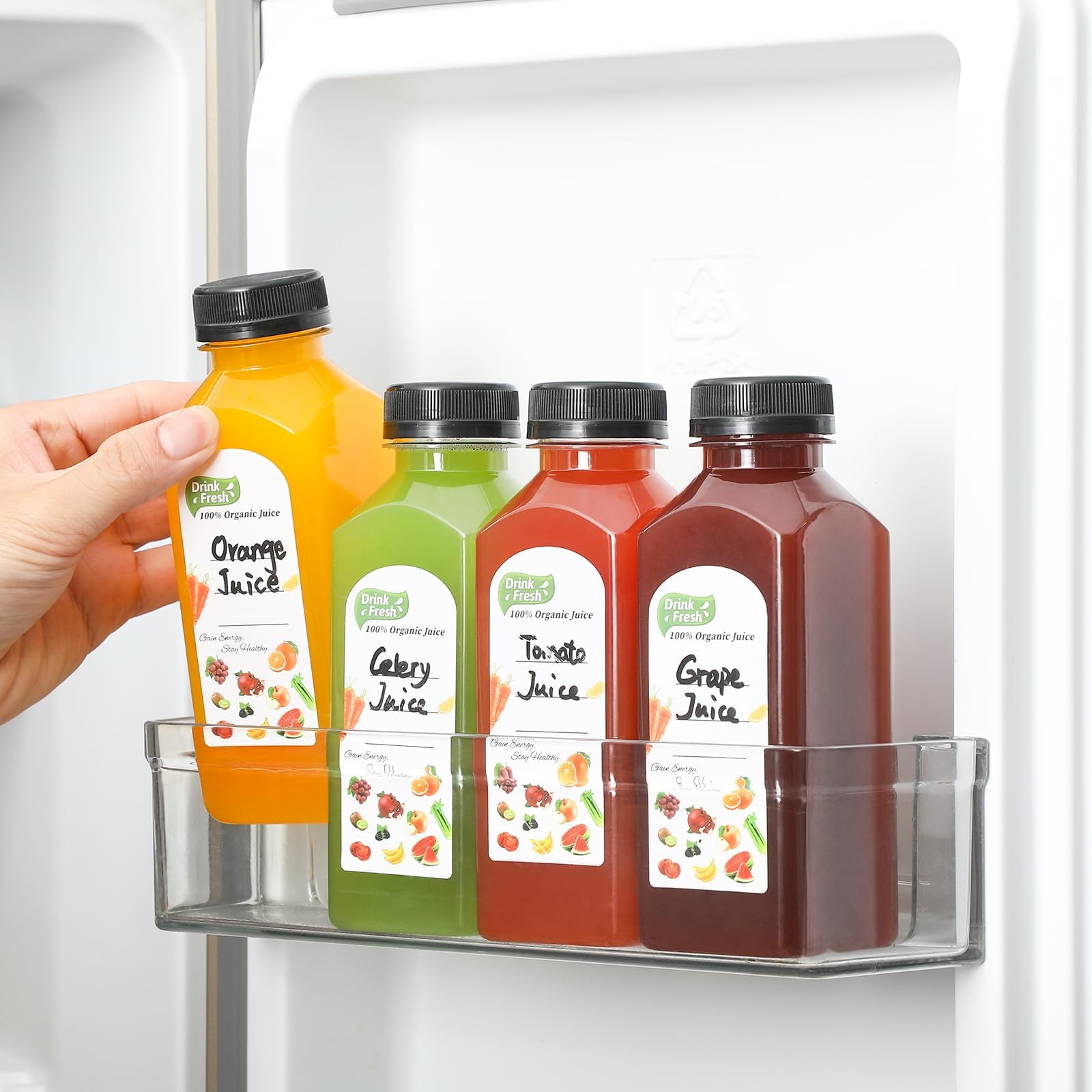 AOZITA pouring a smoothie from the bottle to show easy dispense and everyday usability