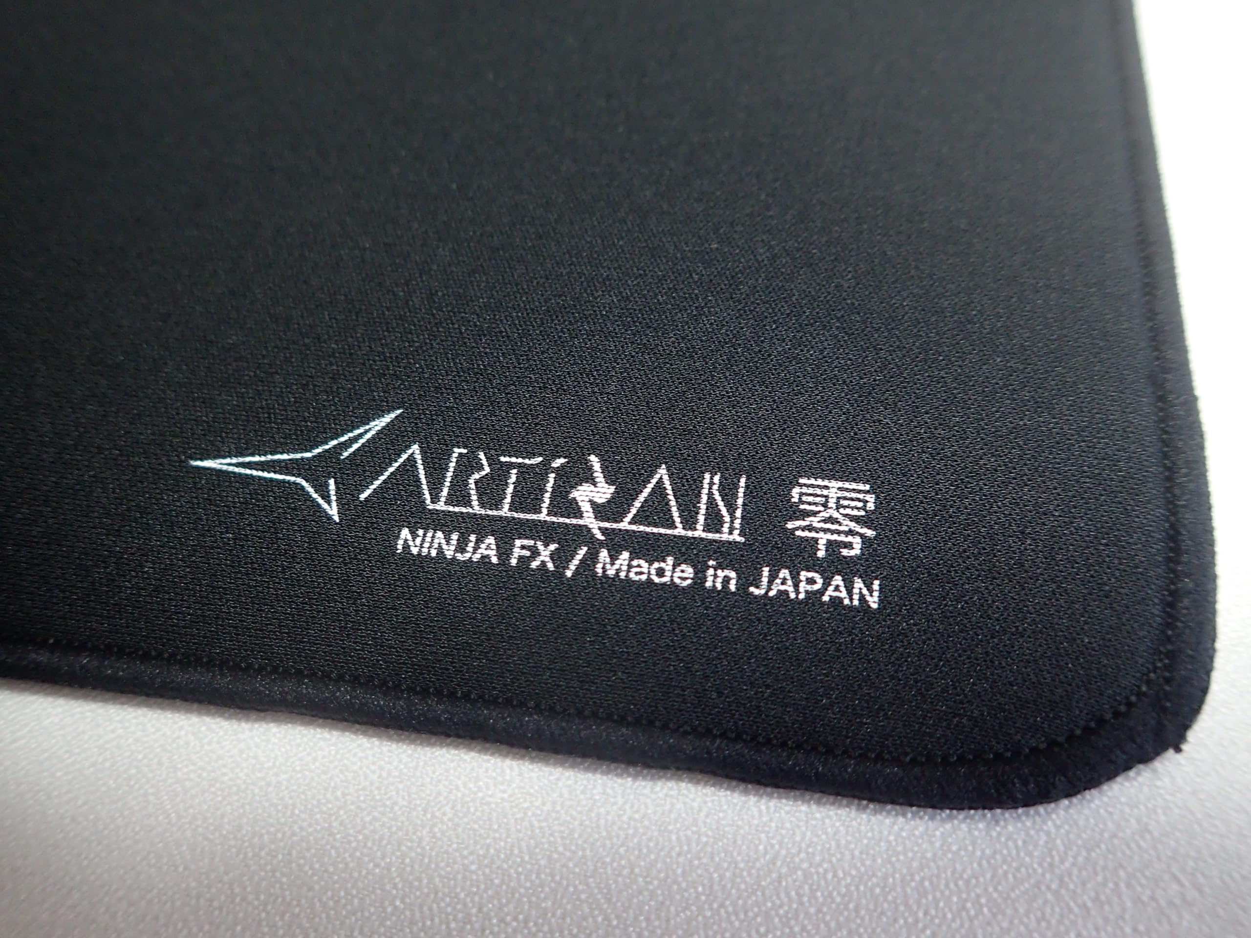 ARTISAN Zero close-up of knitted cloth surface improving glide and precision