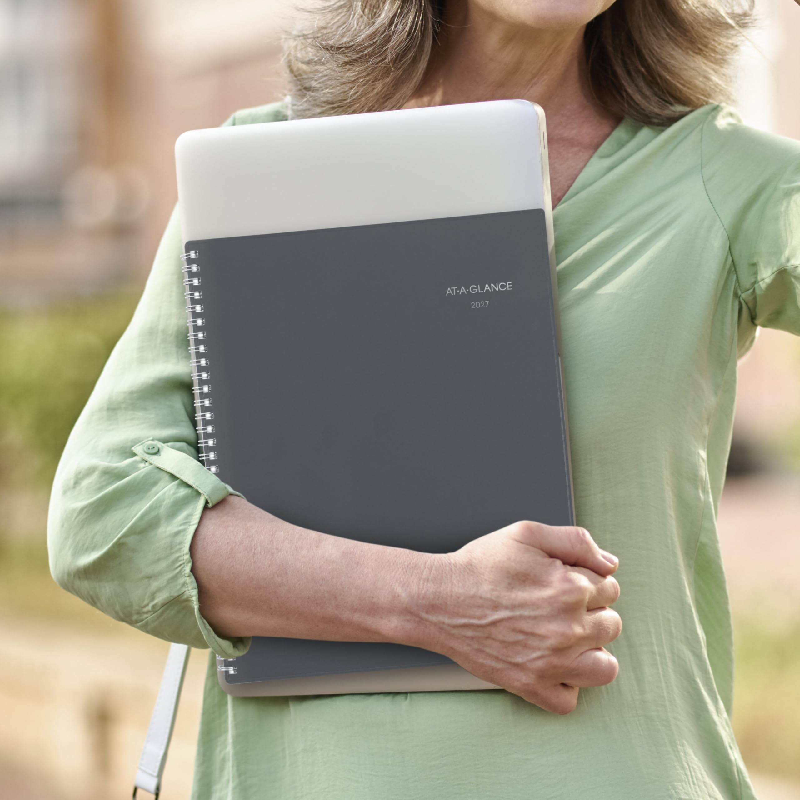 AT-A-GLANCE tabbed months for fast navigation and organization