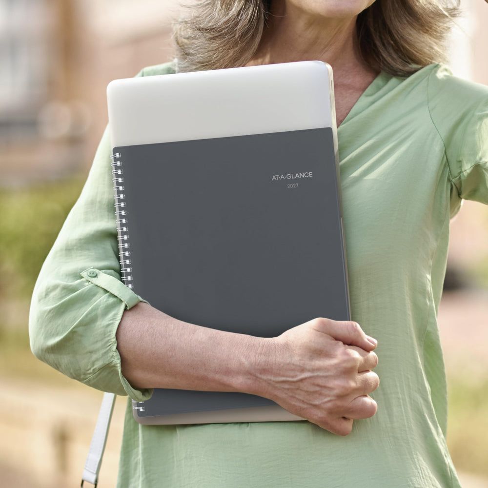 AT-A-GLANCE tabbed months for fast navigation and organization