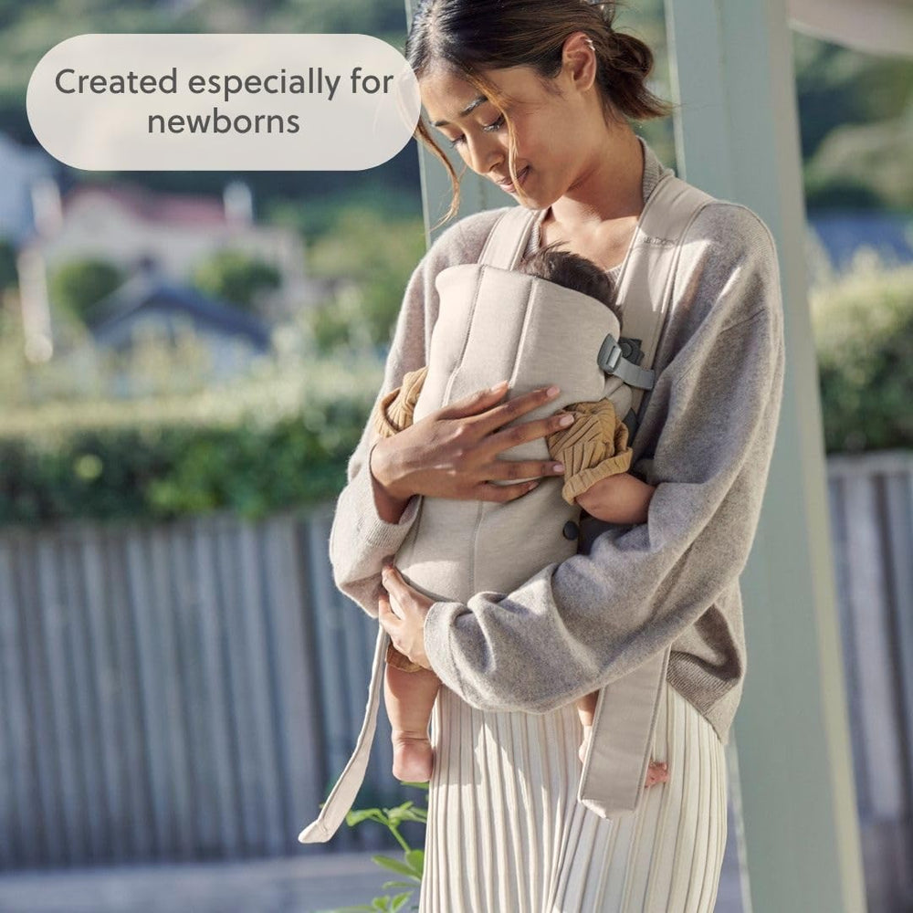 BabyBjörn buckle close-up showing secure fastening for quick on/off