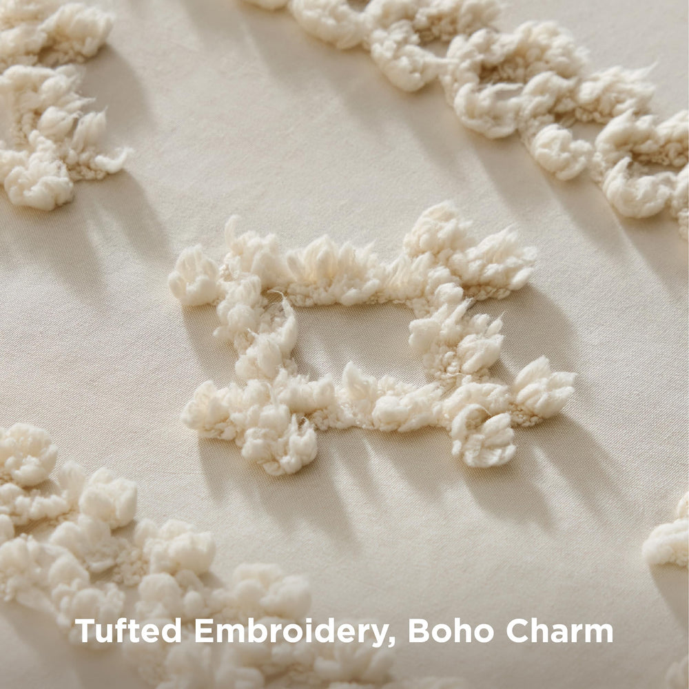 Bedsure close-up of embroidered tufts highlighting texture and depth benefit