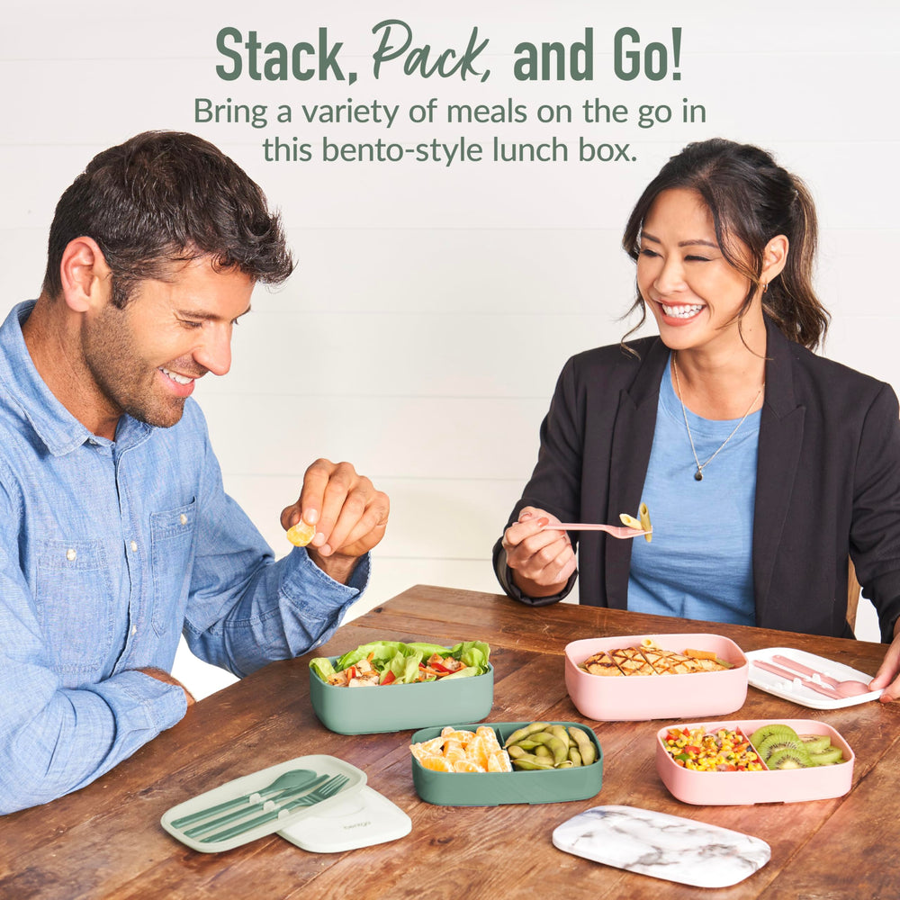 Bentgo Classic removable divider close-up showing customization and prevents mixing