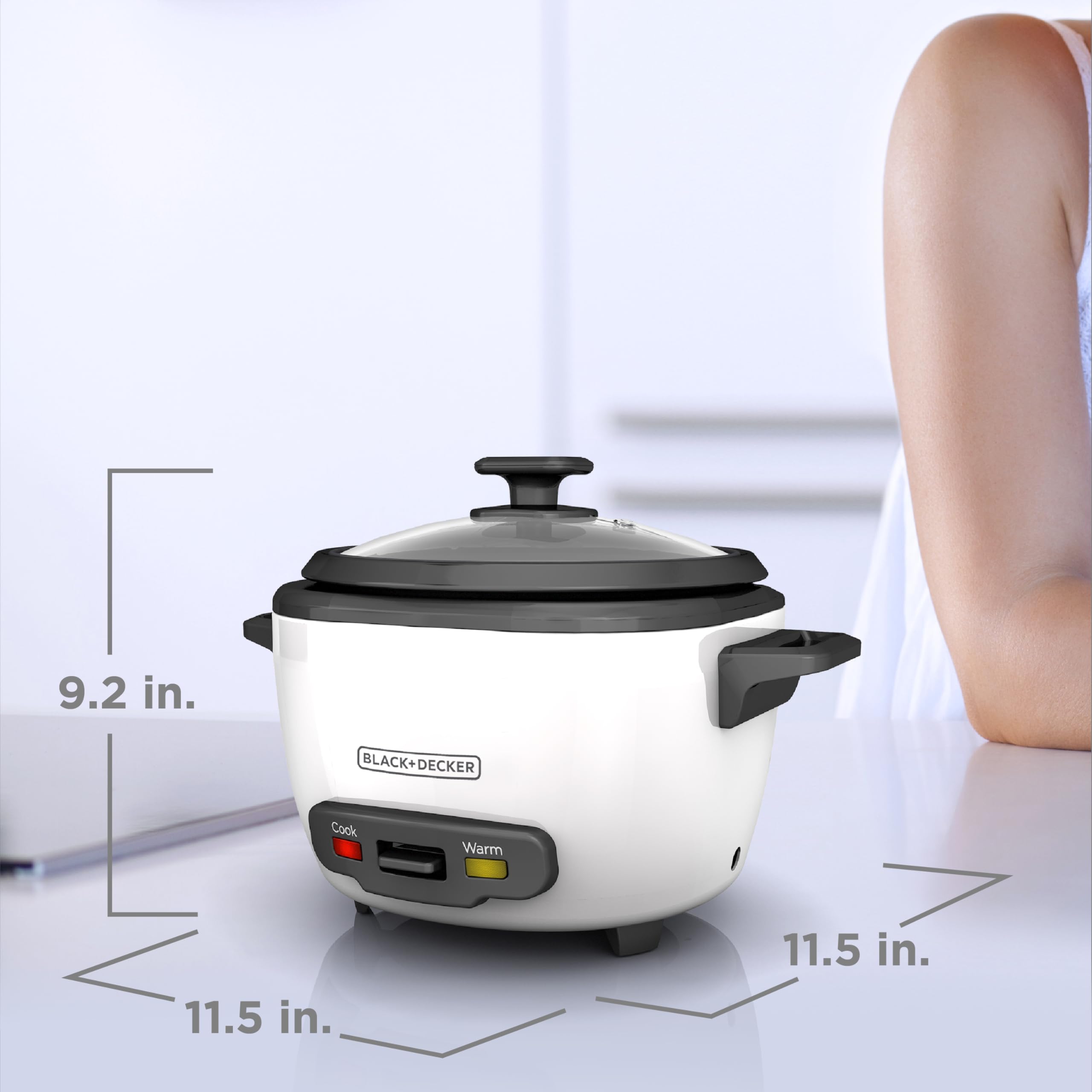 BLACK+DECKER size comparison with dinner plate illustrating large 16-cup capacity benefit
