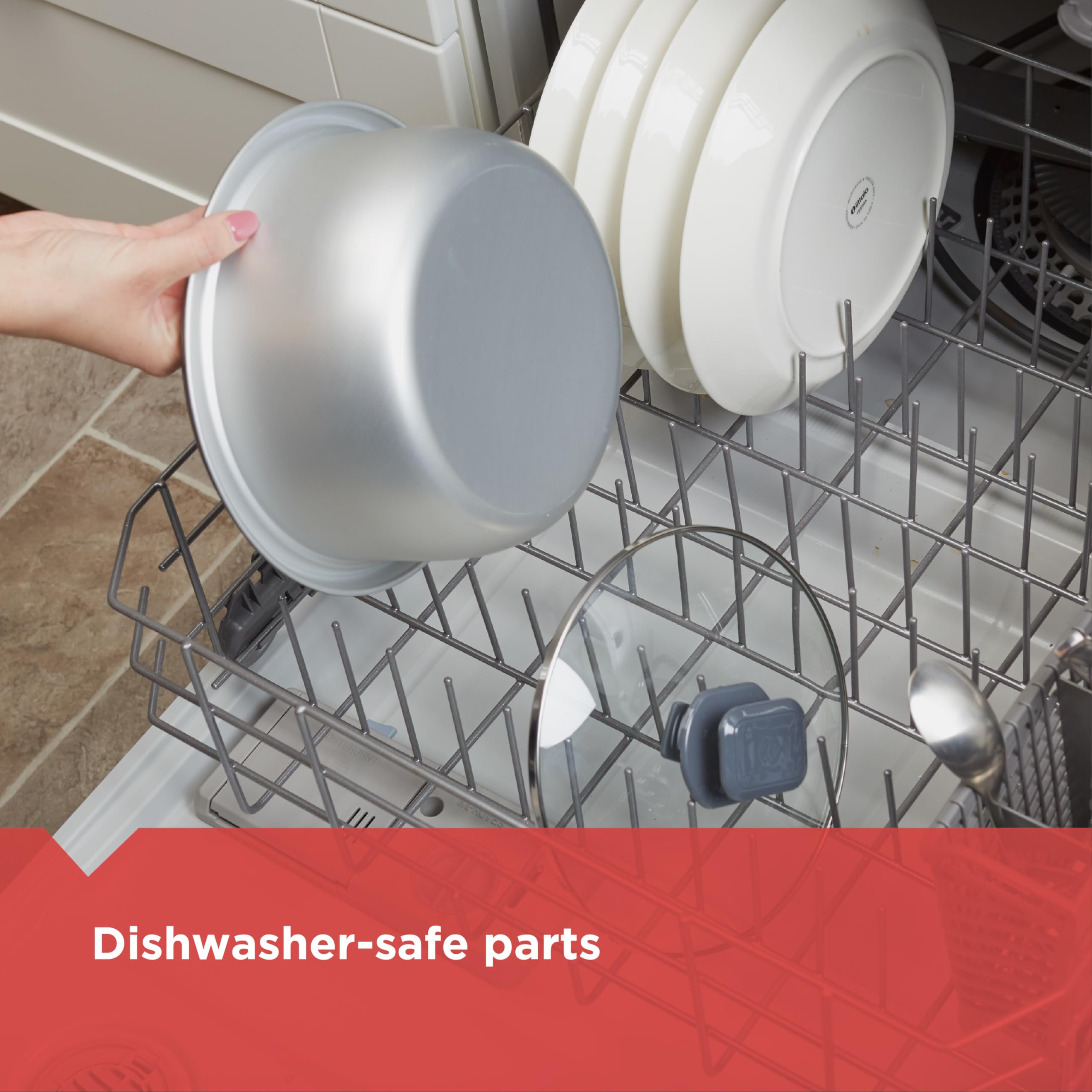 BLACK+DECKER tempered glass lid detail with hanger for convenient serving benefit