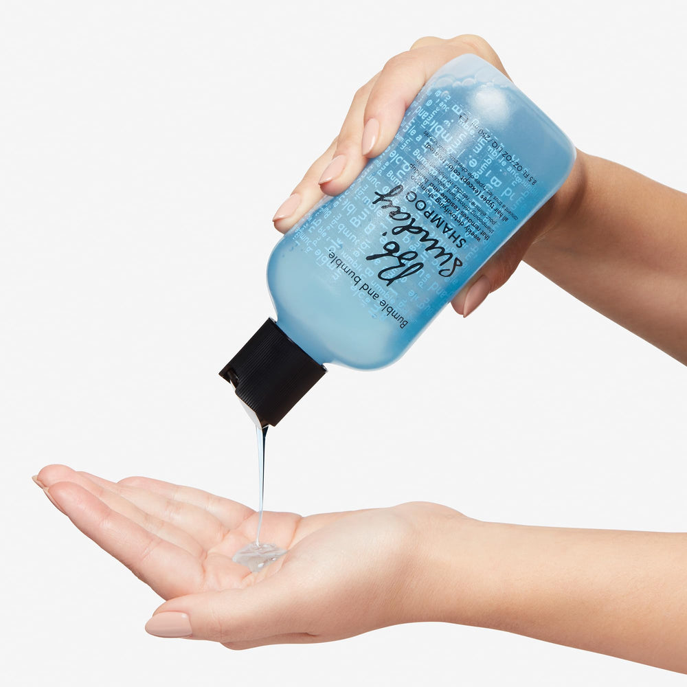 Bumble and bumble in-shower application on wet hair illustrating clarifying performance