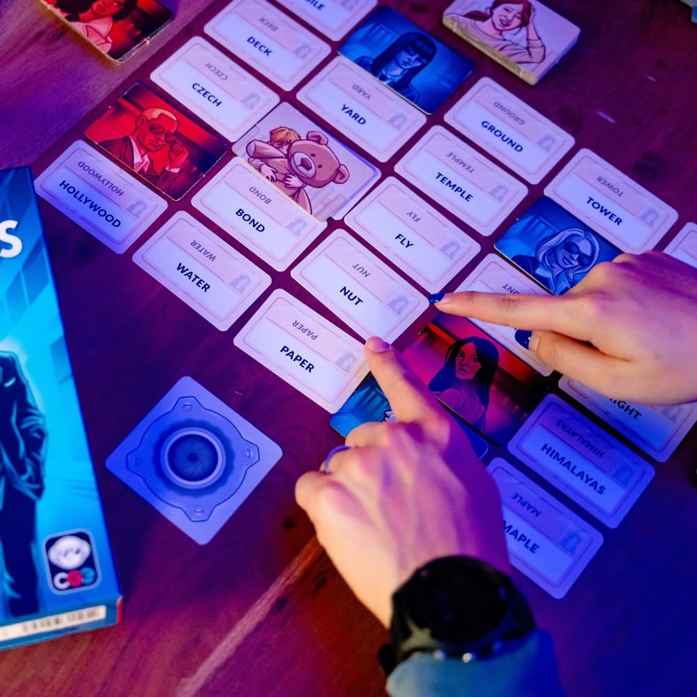 CGE Codenames improved insert with neatly stored cards and components