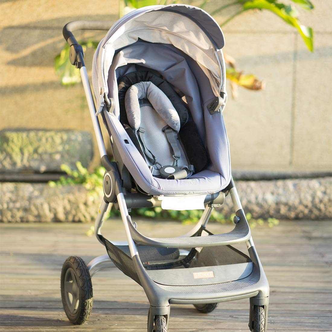 COOLBEBE installed in car seat demonstrating secure fit