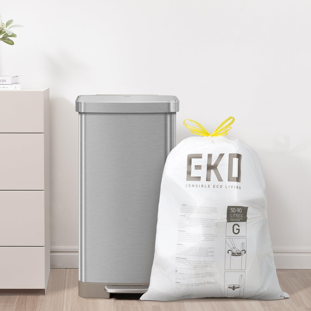 EKO hands holding full bag to show size and worry-free lifting support