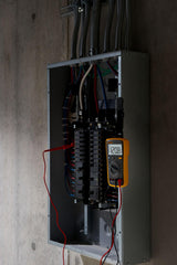 Fluke 15B+ side profile showing textured grip for comfortable single-handed operation