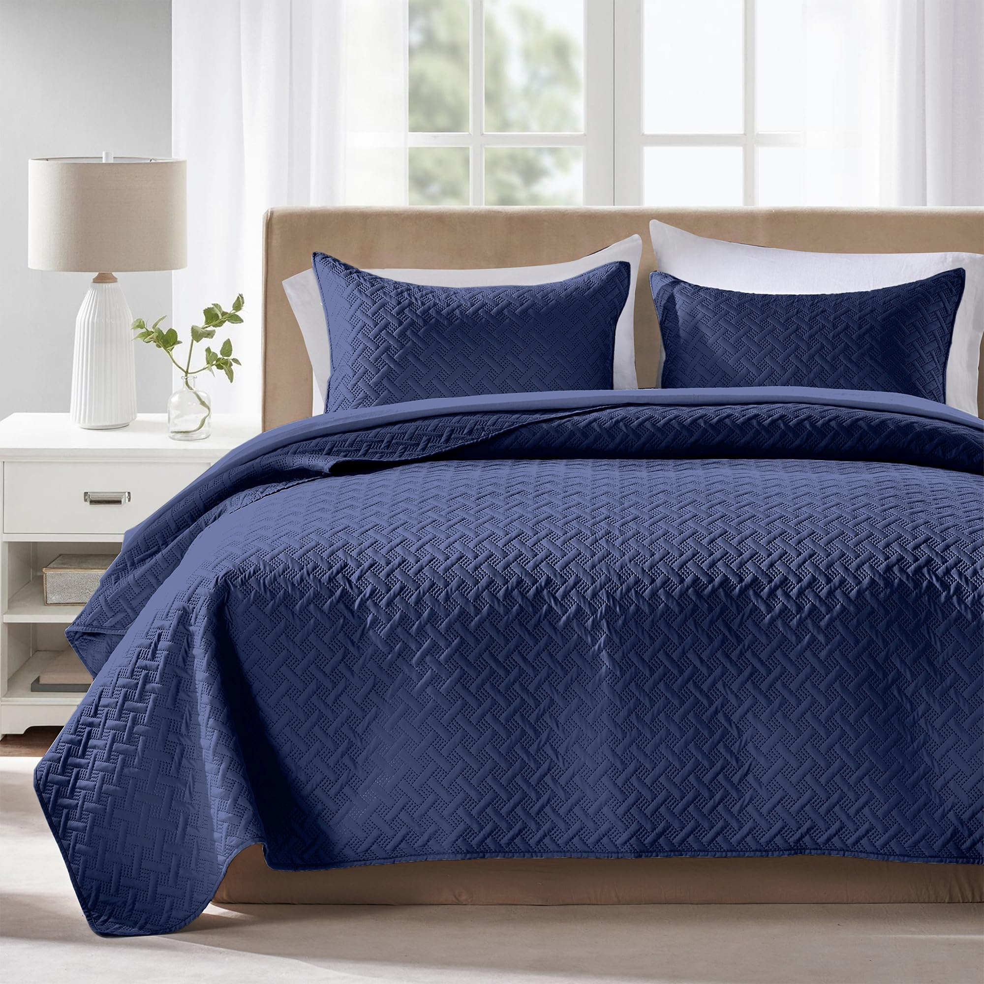 FLYMME navy quilt front view showing neat drape and cozy appeal
