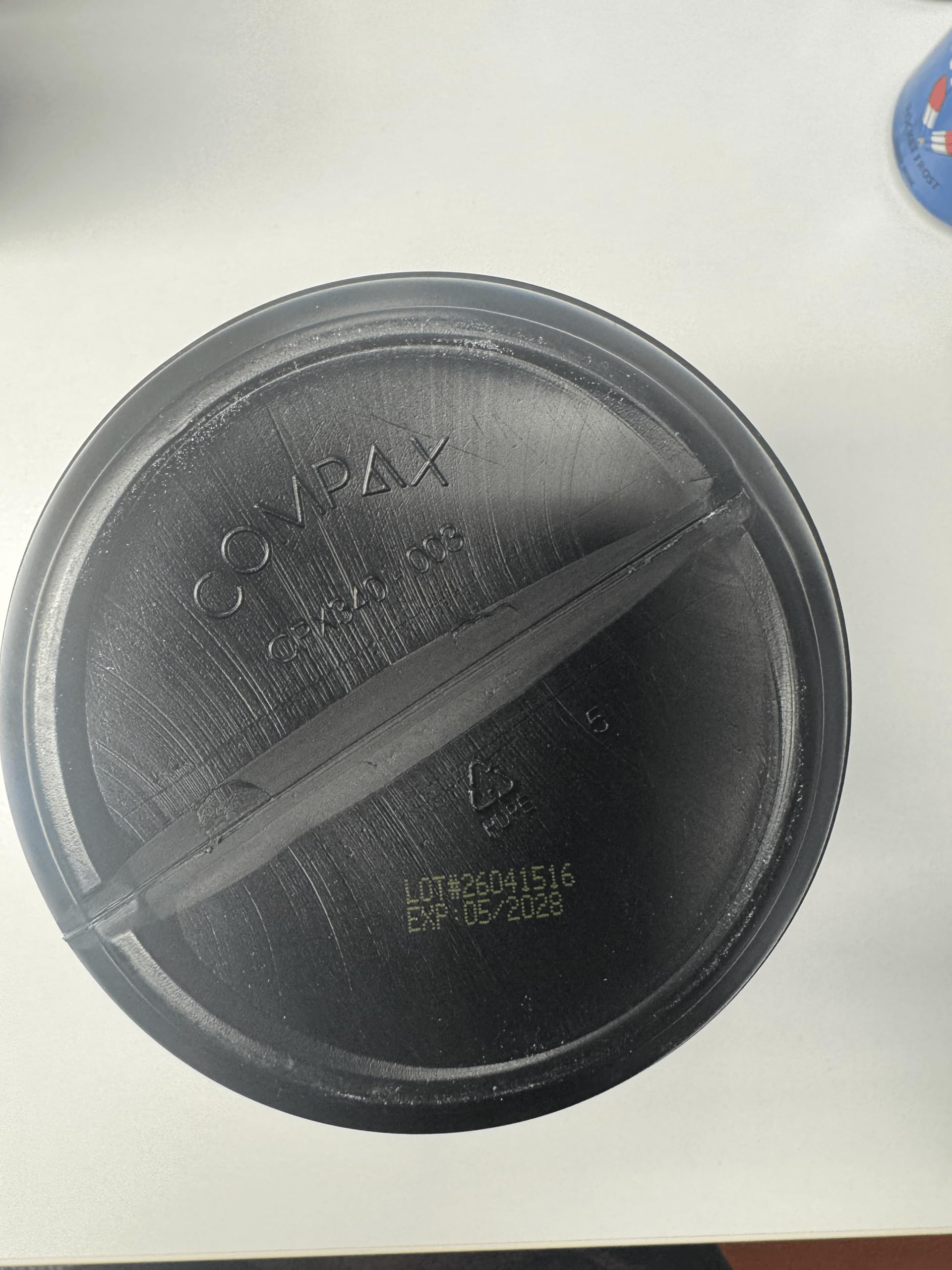 Gorilla Mind tub next to a hand demonstrating true product size and 800g scale for purchasing decision