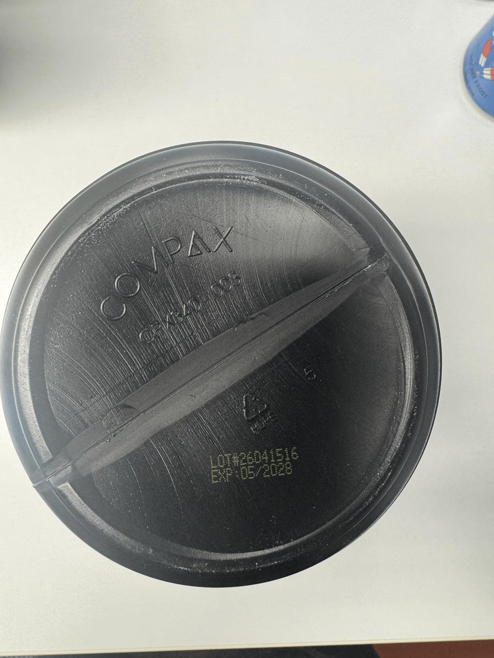 Gorilla Mind tub next to a hand demonstrating true product size and 800g scale for purchasing decision