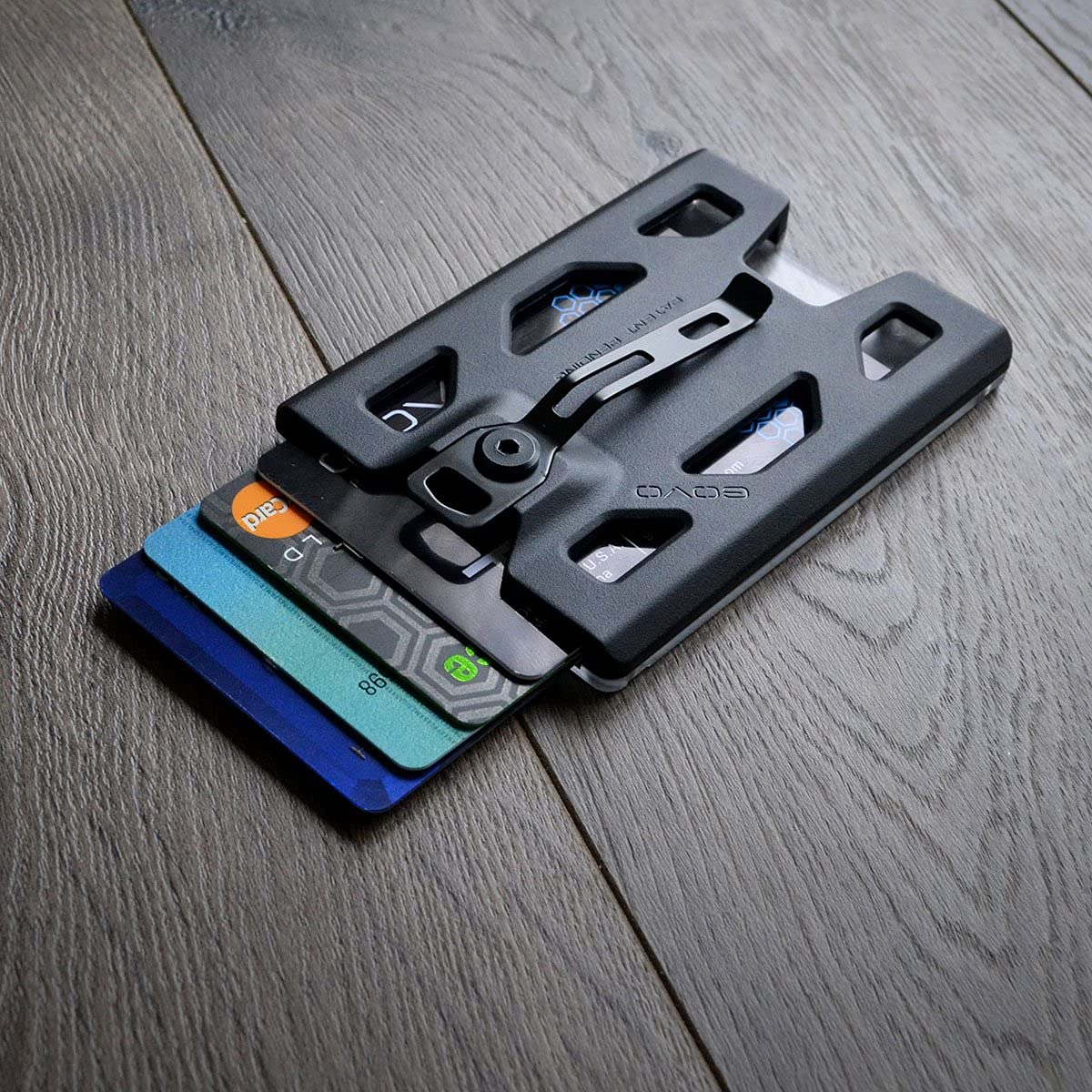 GOVO T4 patented steel-wire spring detail showing secure side grip