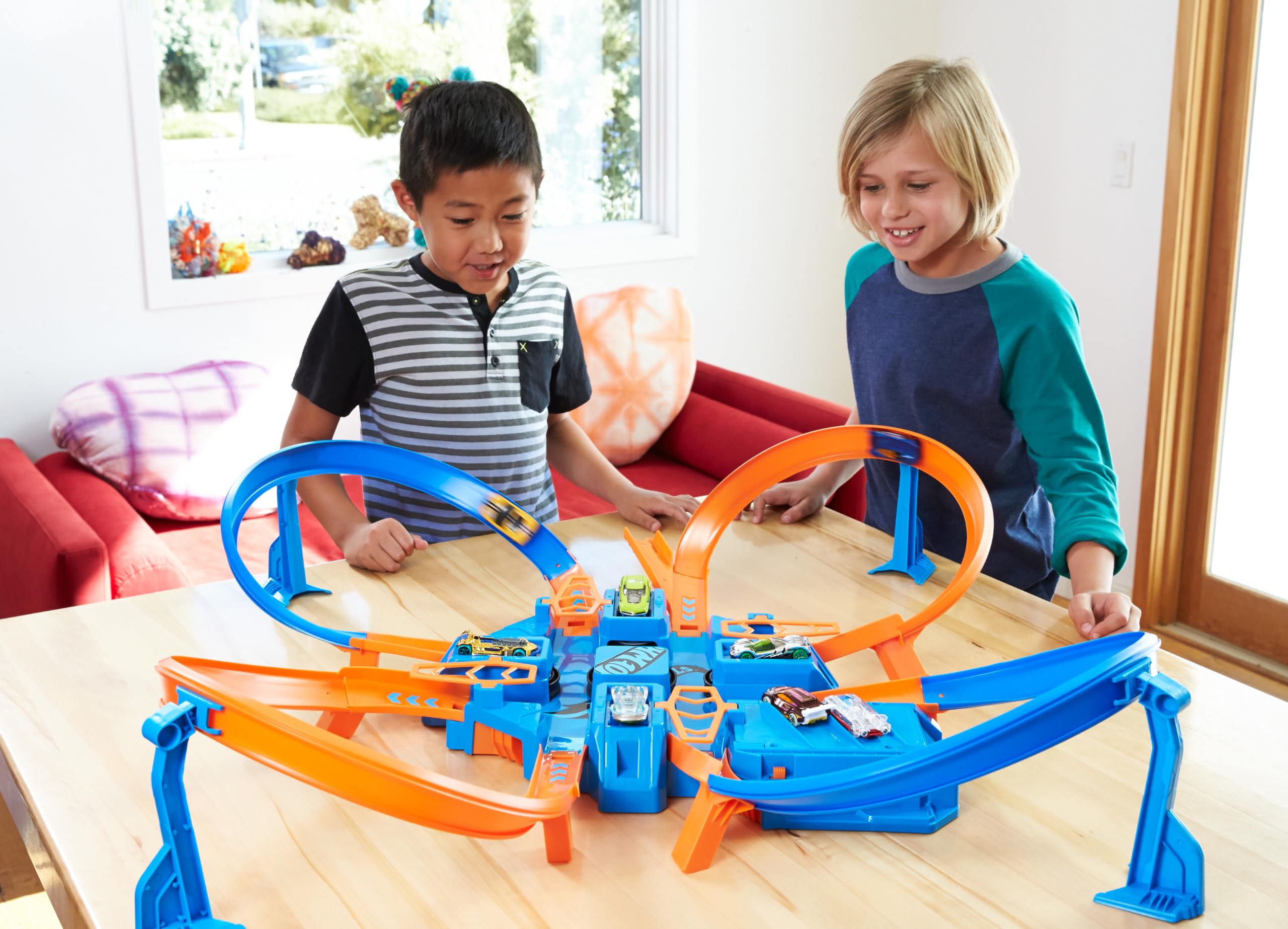 Hot Wheels overhead track layout with 16+ feet of track, highlights dramatic design