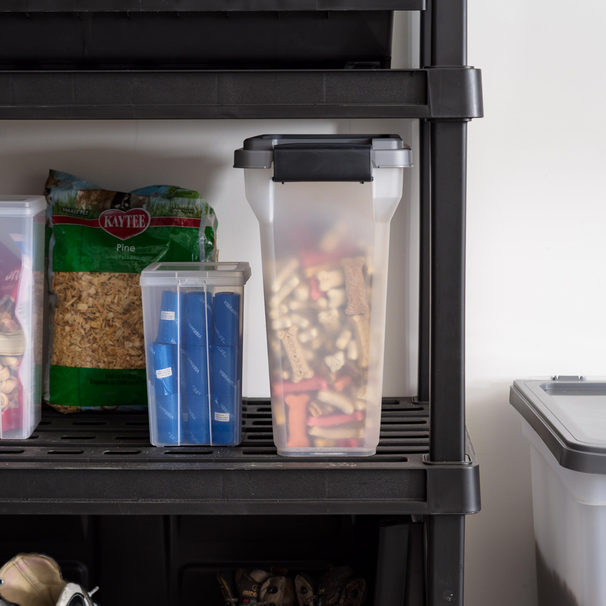 IRIS USA top-down open container filled with kibble demonstrating accessibility and portion control