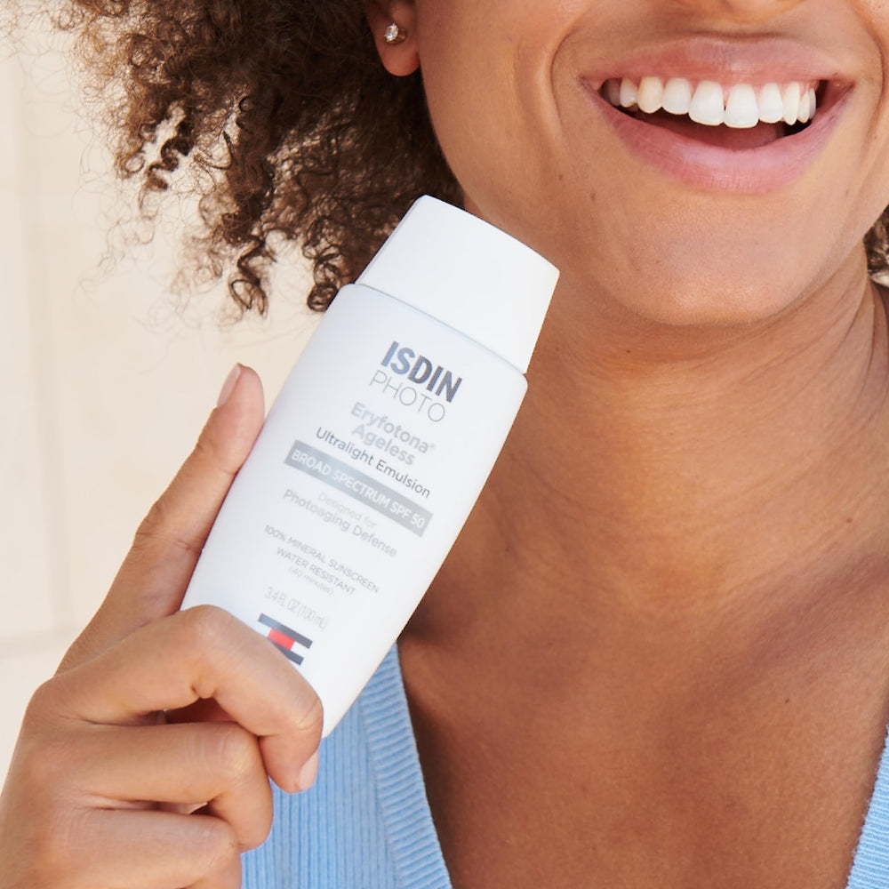 ISDIN close-up texture of cream highlighting lightweight absorbency