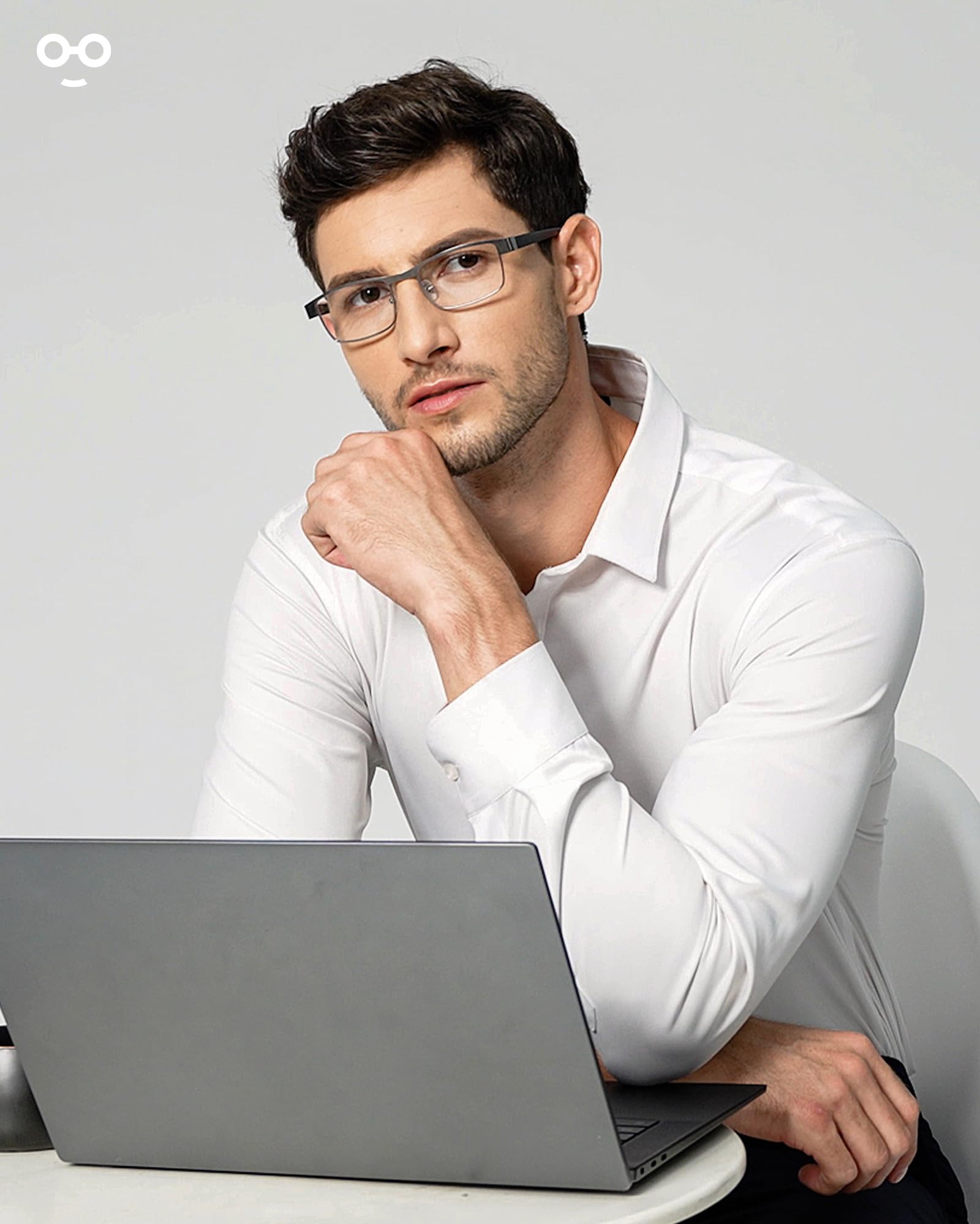 JOLISU lifestyle scene reading at desk showing clear screen viewing benefit