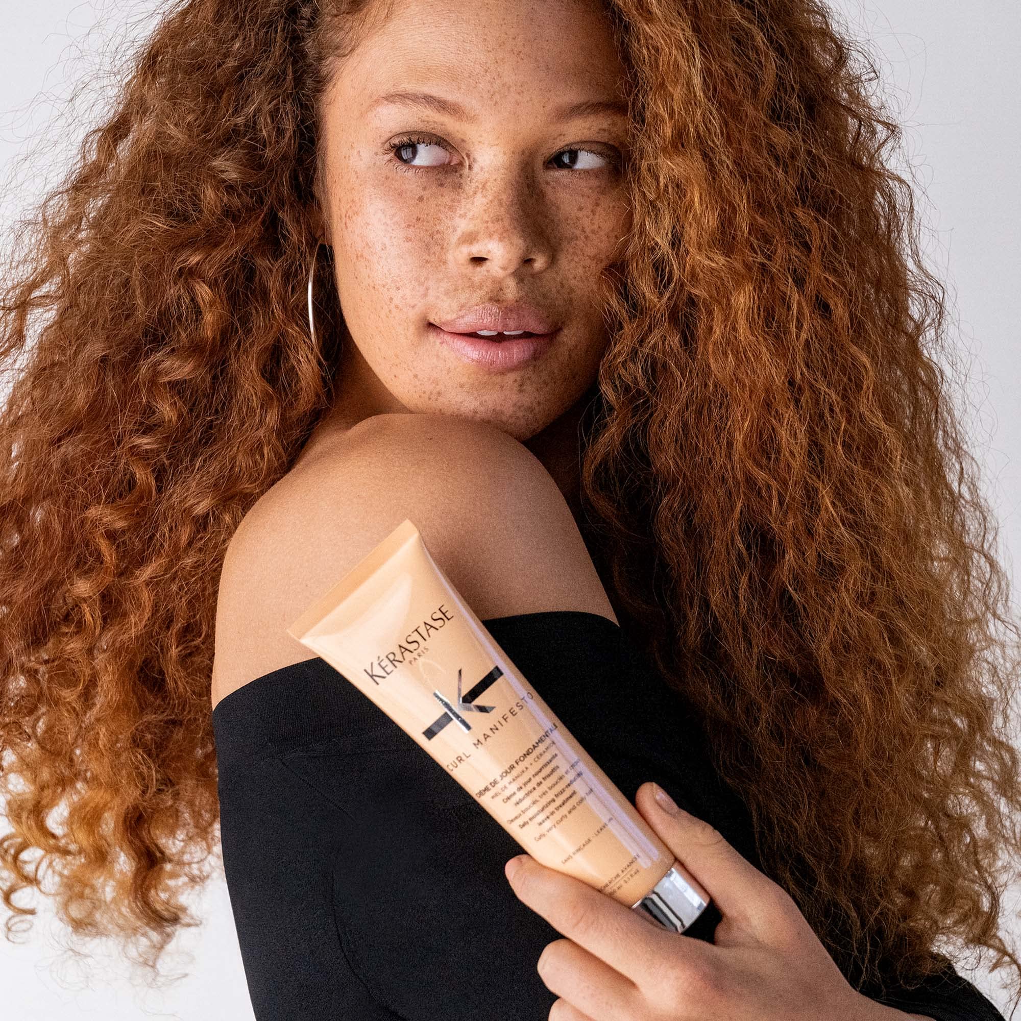 KÉRASTASE Manuka honey ingredient visual highlighting hydration benefits