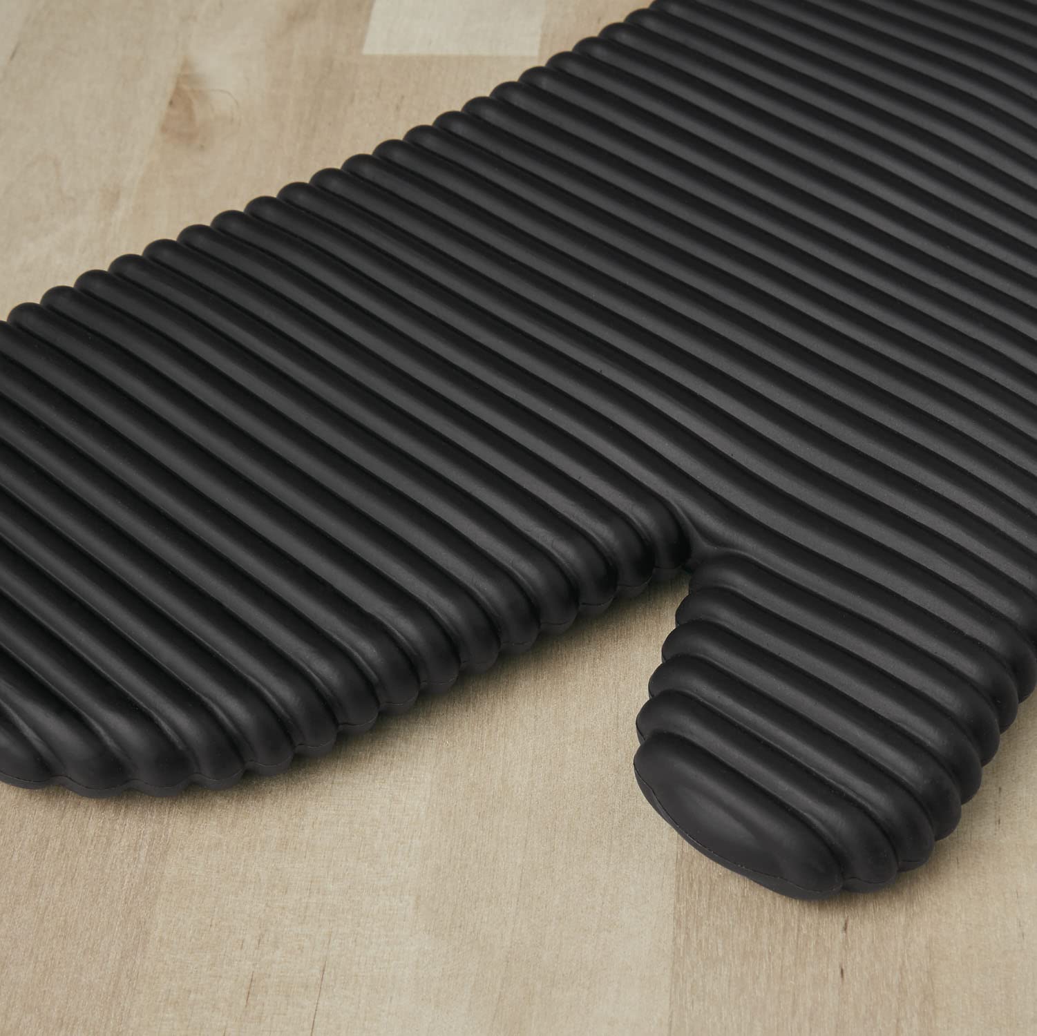 KitchenAid mitt holding hot baking dish demonstrating heat protection benefit