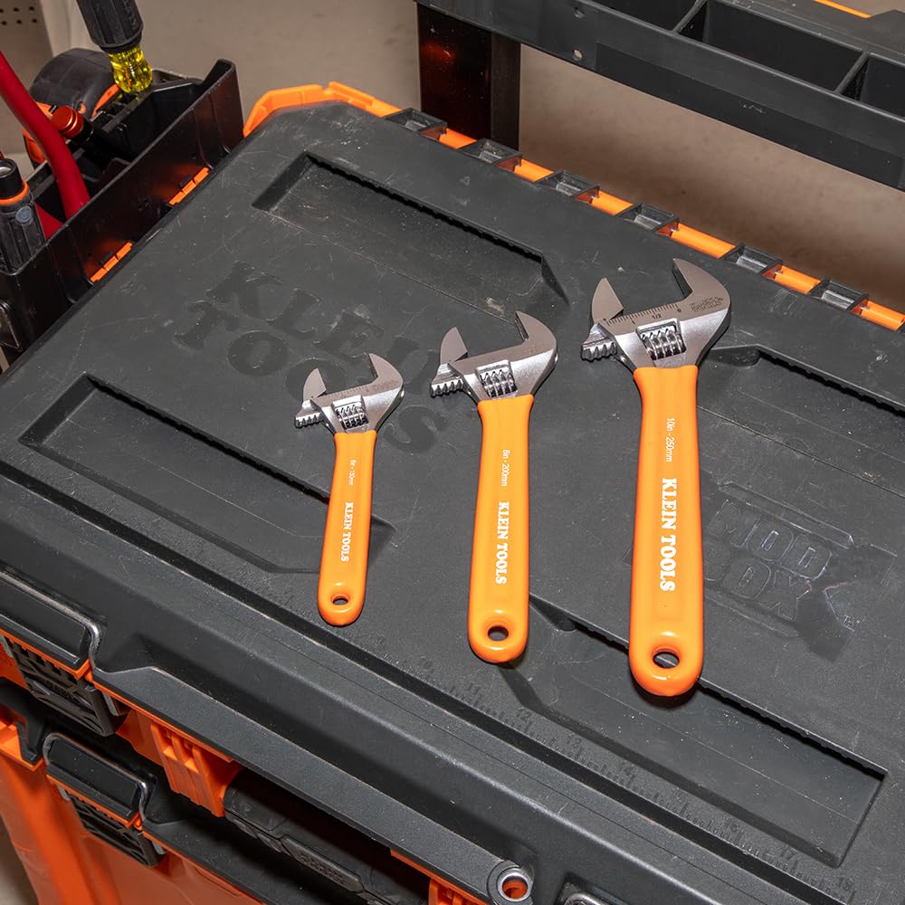 Klein Tools smooth-turning knurl detail for quick single-handed adjustments and control