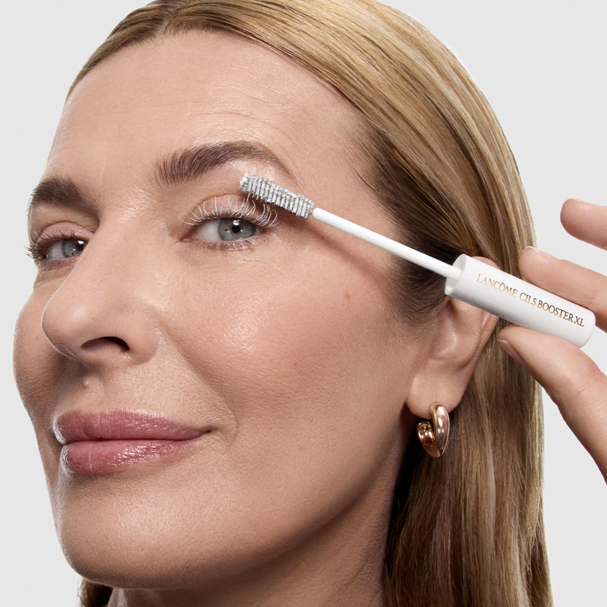 Lancôme Cils Booster XL ingredient display featuring vitamin E and D-Panthenol to emphasize conditioning