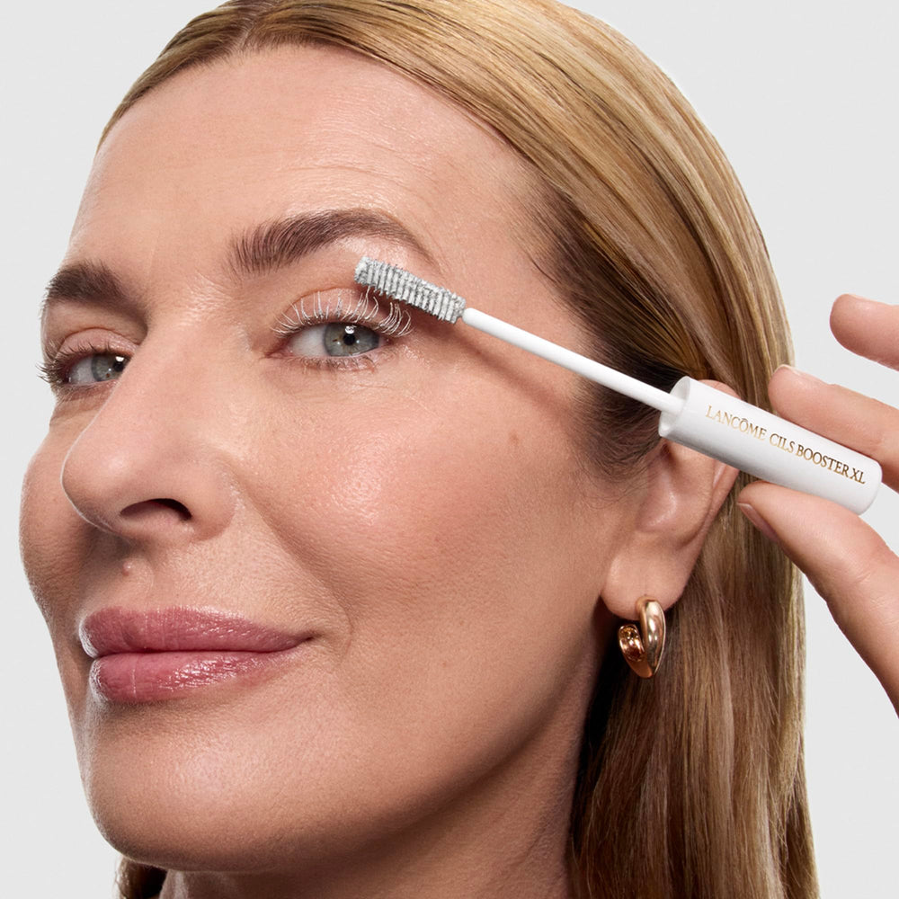 Lancôme Cils Booster XL ingredient display featuring vitamin E and D-Panthenol to emphasize conditioning