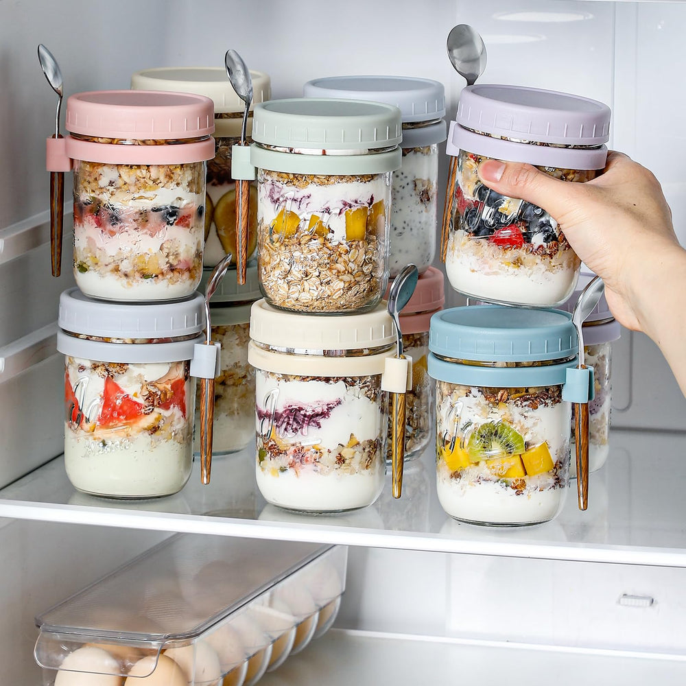 LANDNEOO jar filled with overnight oats illustrating visible layers and freshness