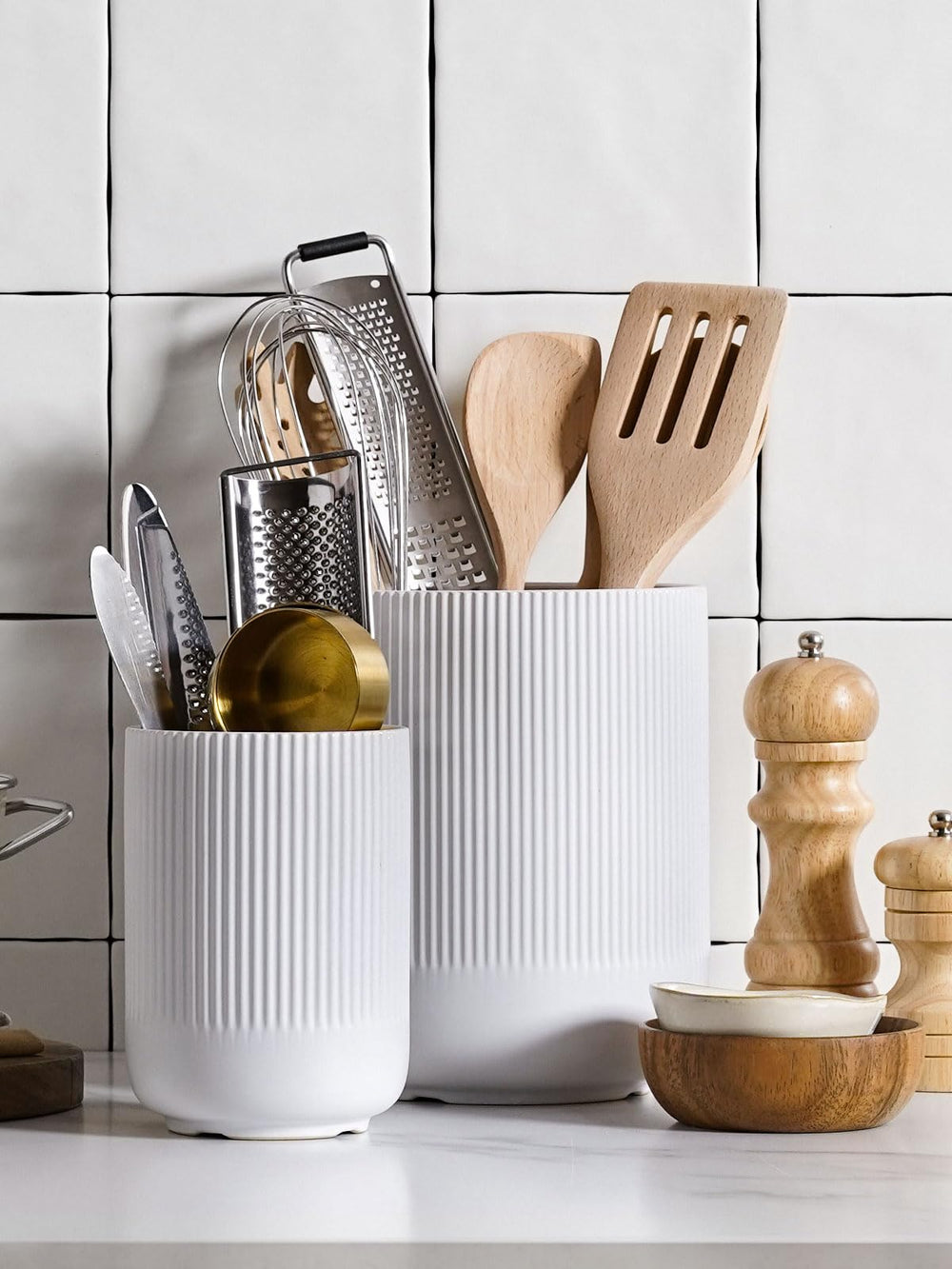 LE TAUCI tall crock holding spatulas and ladles for easy access while cooking