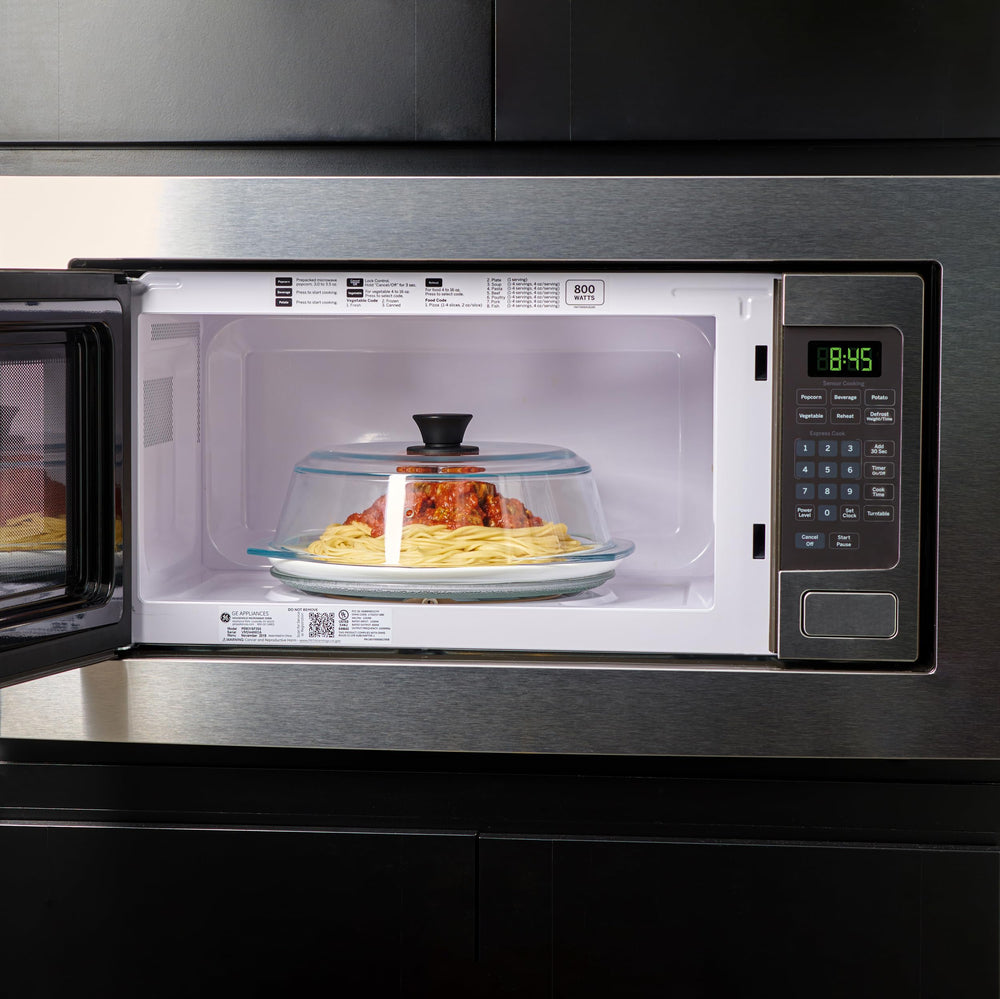 Le'raze covering steaming vegetables to retain moisture and flavor