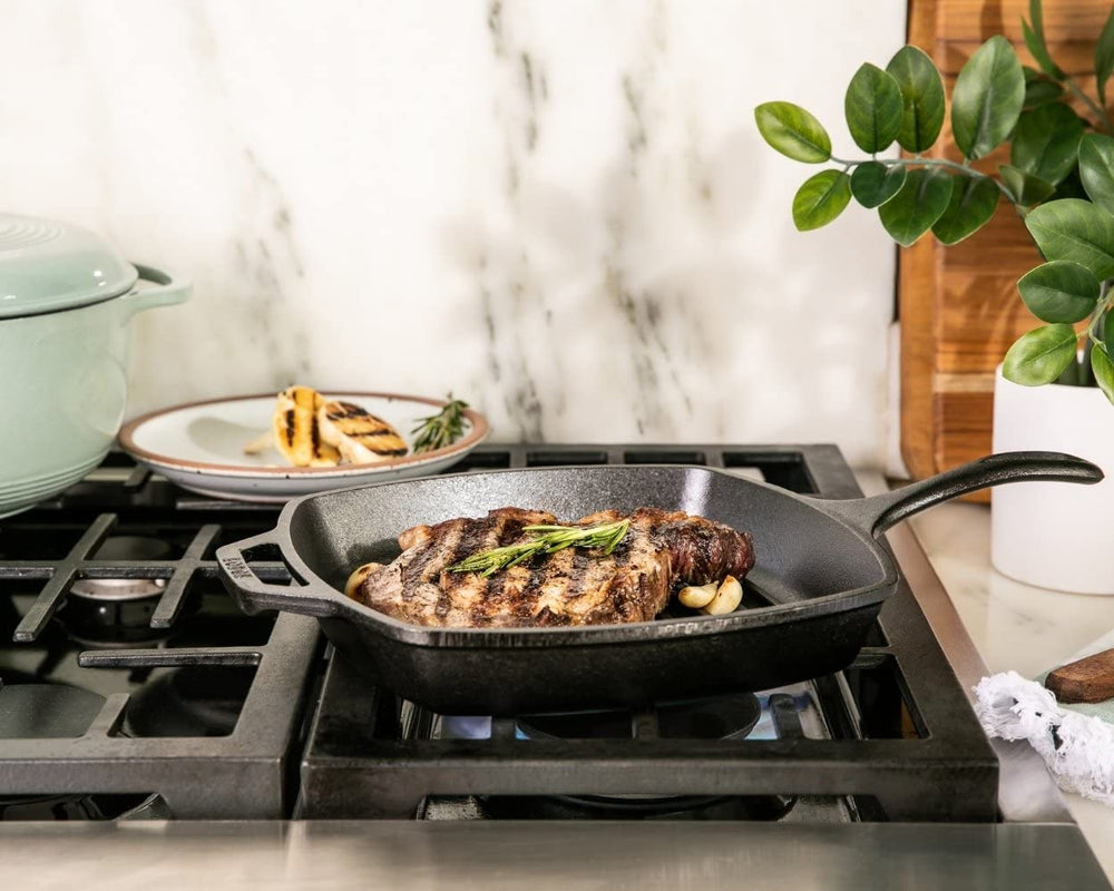 Lodge close-up of raised grill ridges delivering defined marks and effective grease channeling