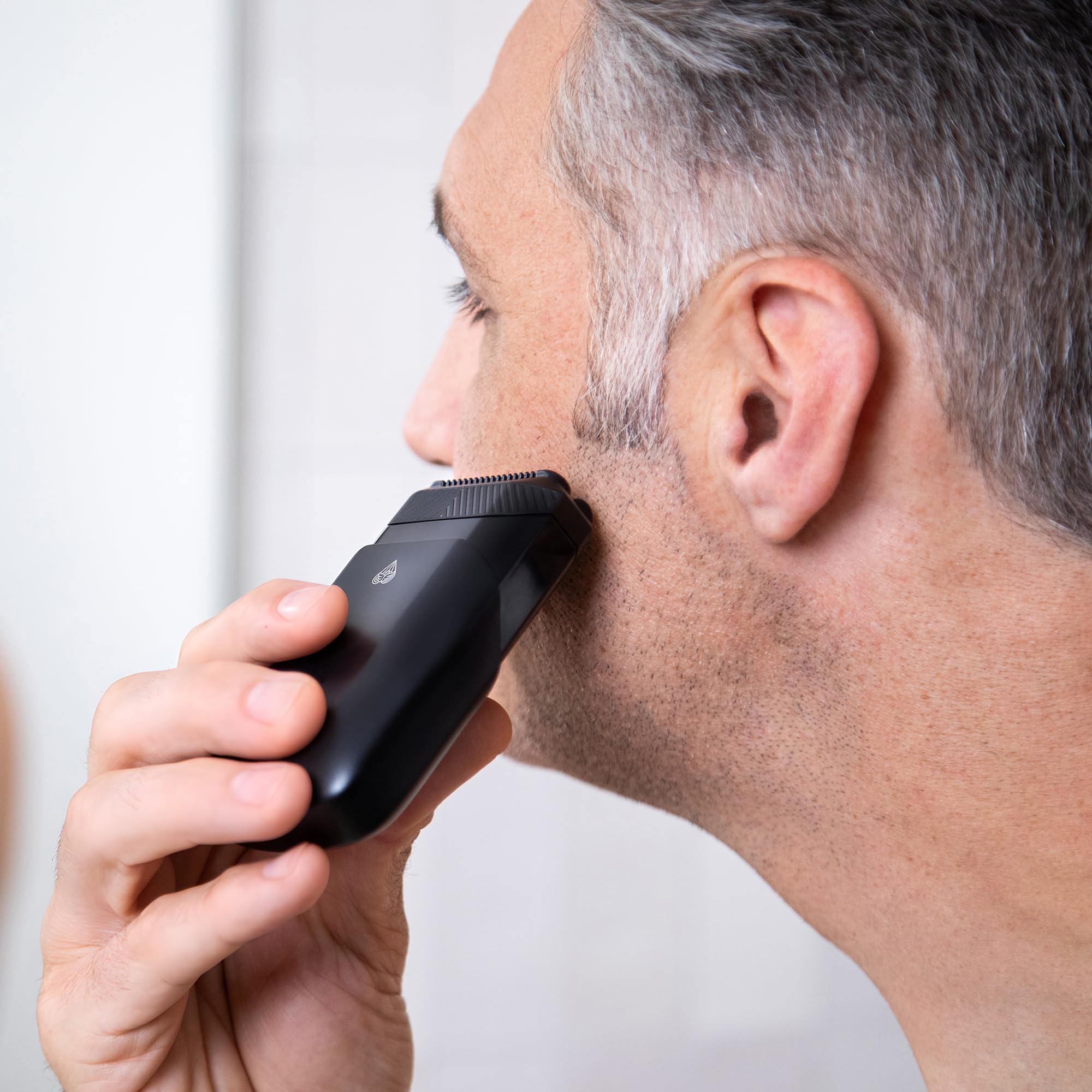 MANSCAPED side profile displaying slim silhouette and ergonomic grip benefit