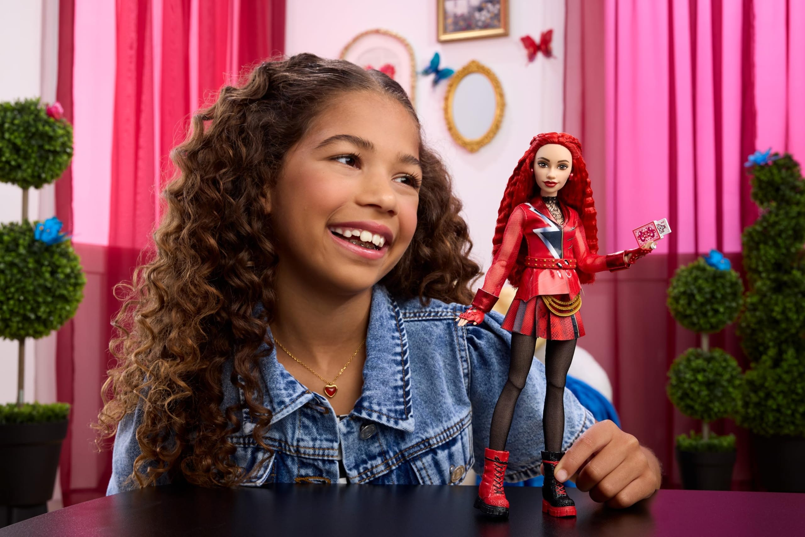 Mattel Red close-up of heart-shaped hair clip highlighting character detail