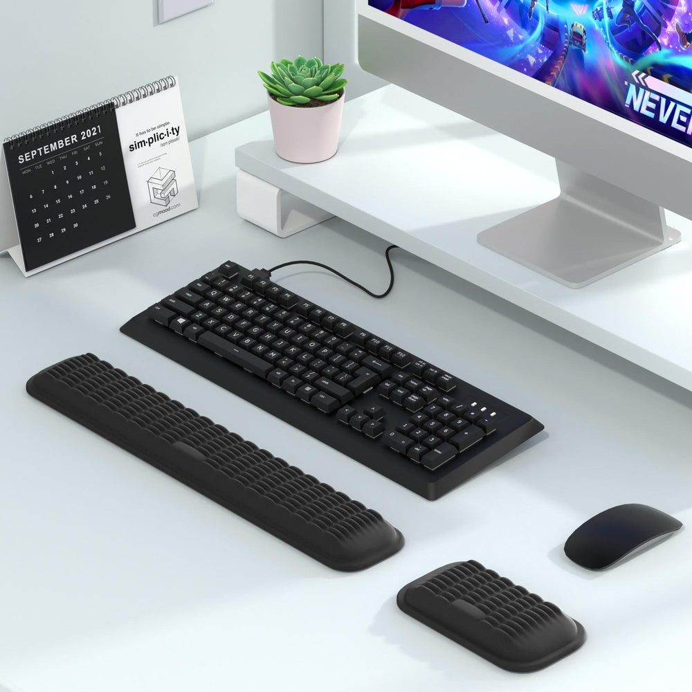 MEKASS size comparison with keyboard and mouse highlighting fit
