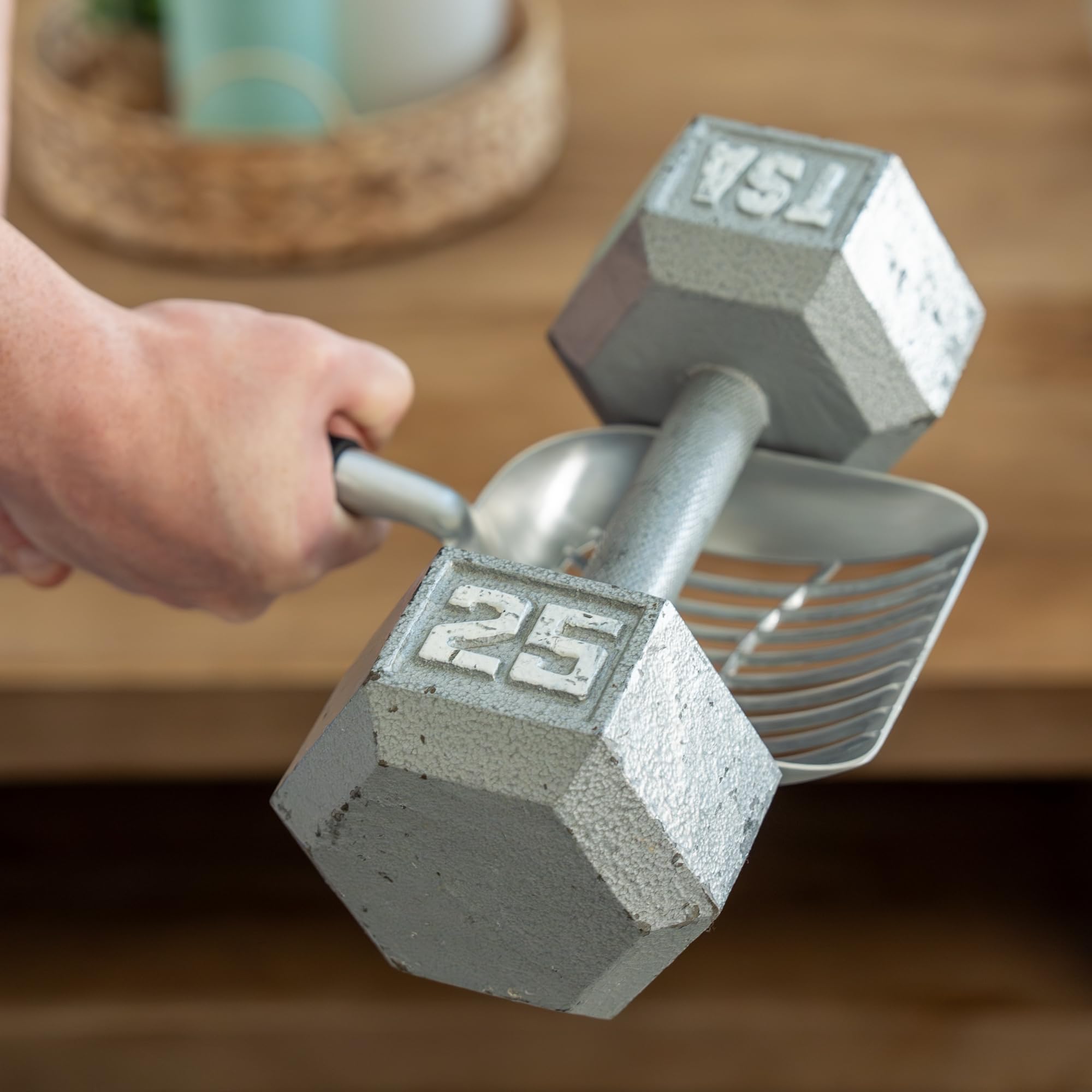 Mess & Matter holder clip close-up keeping scoop secure and preventing tipping