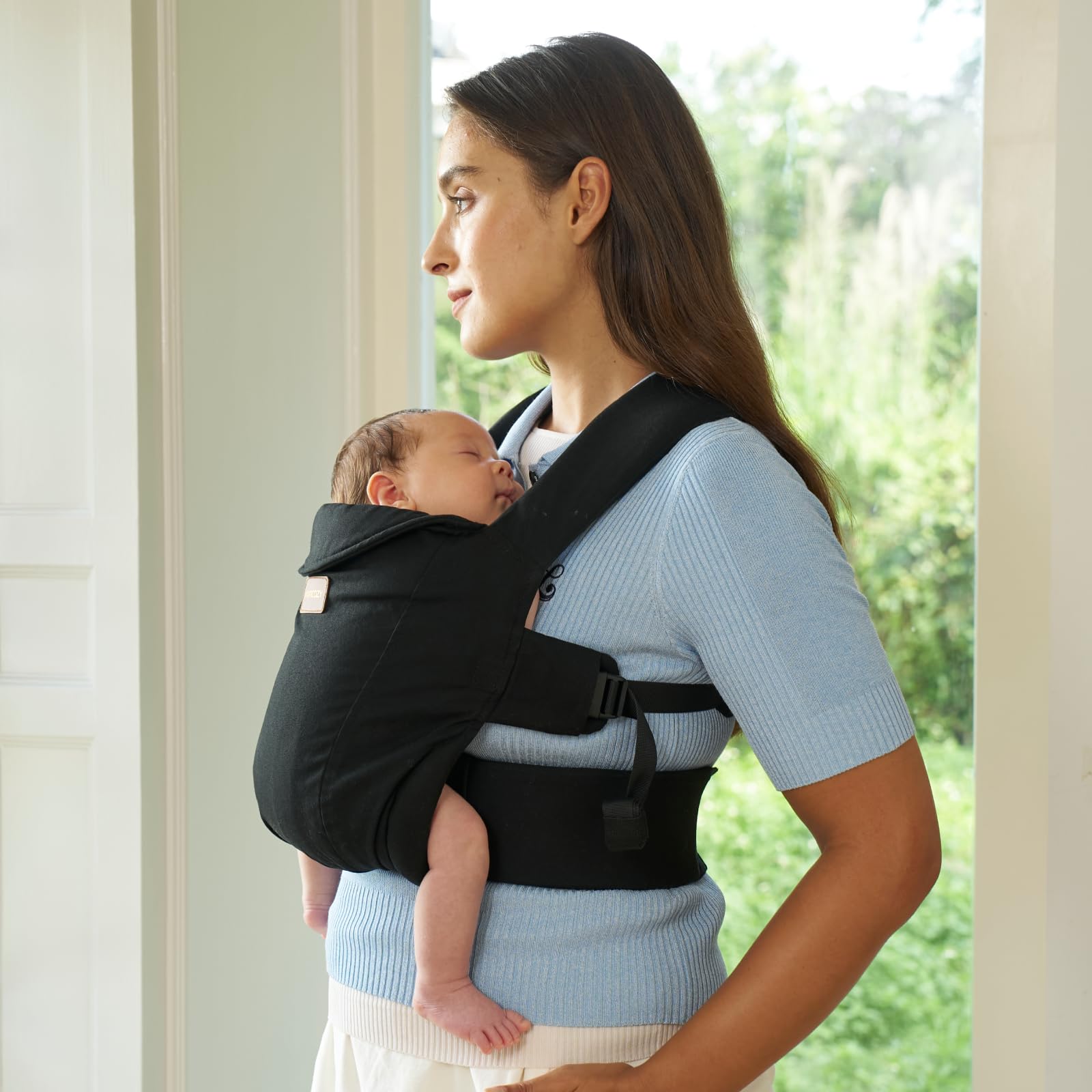 Momcozy cross-back strap design improving weight distribution