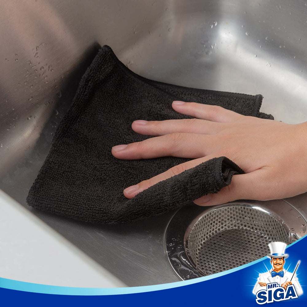 MR.SIGA cloth held in hand to show size and easy handling