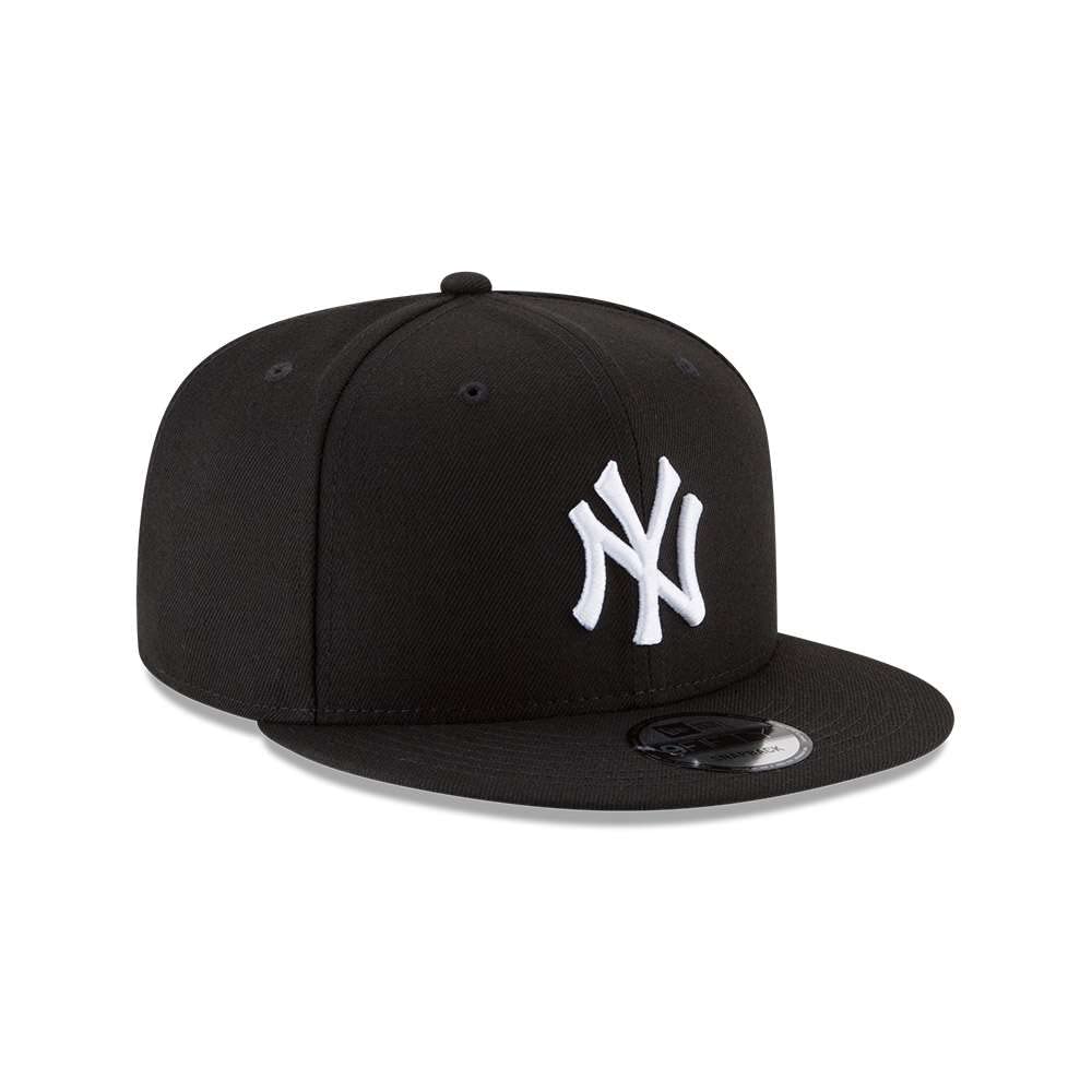 New Era Yankees close-up of raised white embroidery highlighting logo detail and durability
