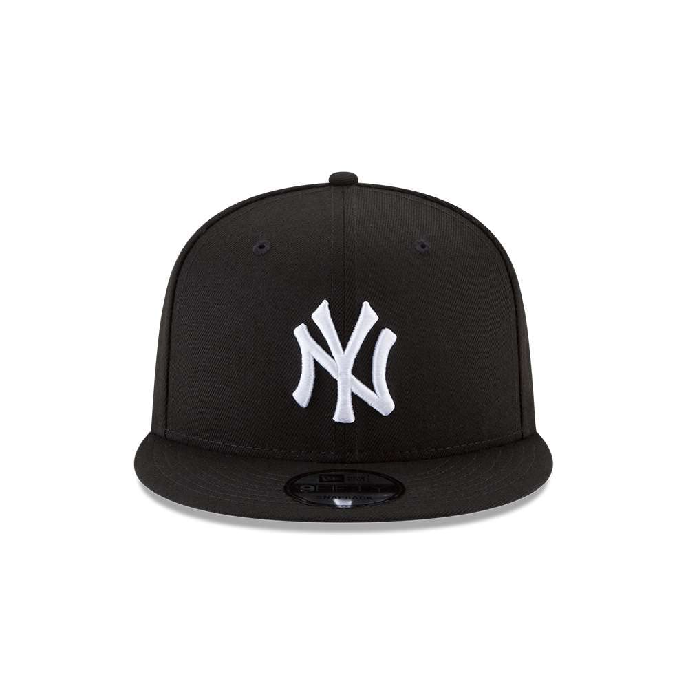 New Era Yankees left side with New Era flag embroidery indicating authentic branding