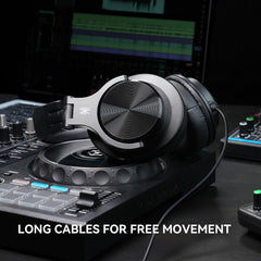 OneOdio A71D close-up of ultra-soft ear pad cushion for long-session comfort