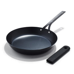 OXO Obsidian front view showing pan shape and rim for precise pouring
