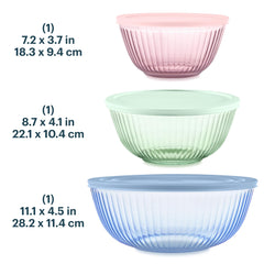 Pyrex close-up of BPA-free plastic lid demonstrating secure fit and easy handling for storage