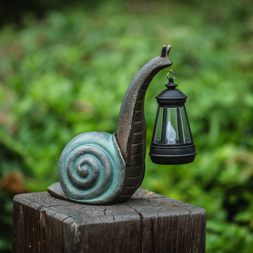 QZJDDZSW snail glowing at night to illustrate soft solar-powered illumination