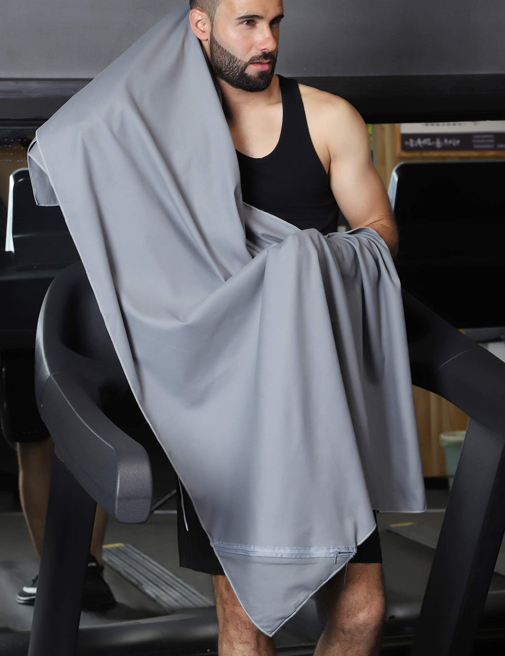 Rainleaf towel in use at beach repels sand and dries quickly