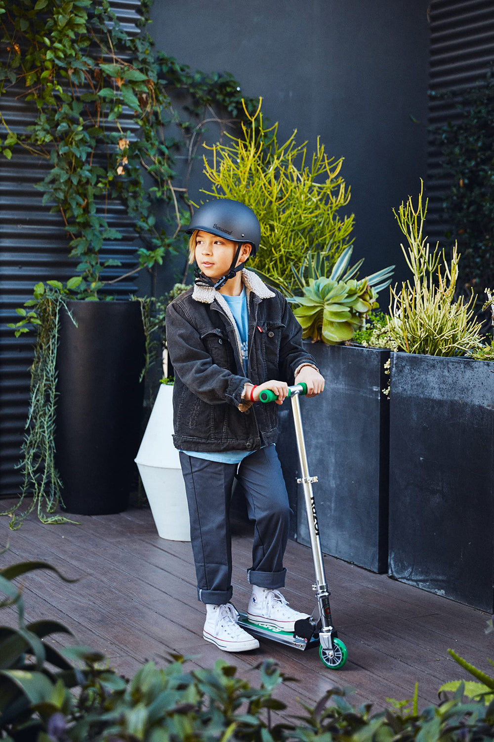 Razor A aluminum deck texture, lightweight durability benefit