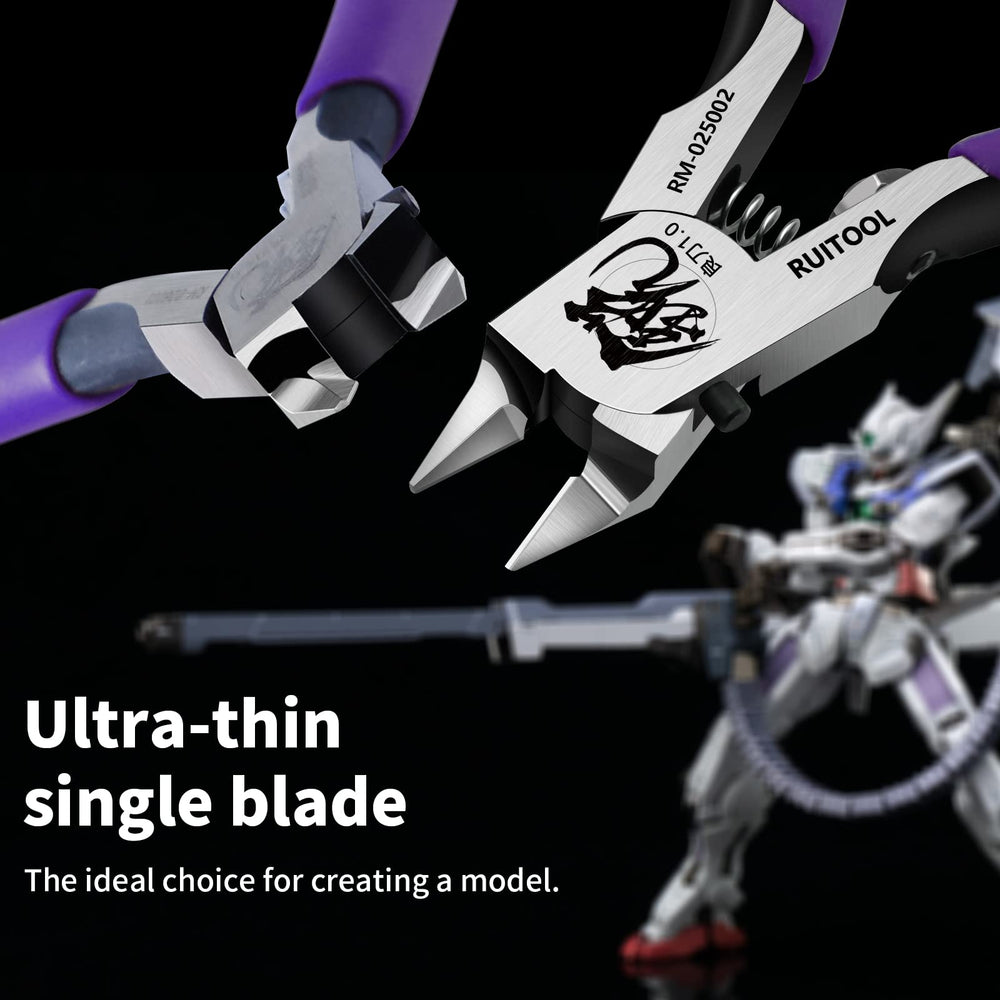 RUITOOL cutting a Gunpla runner to demonstrate precise near-gate trimming benefit